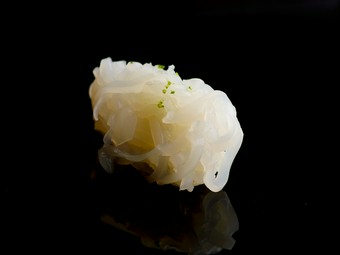 地物イカのおいしさを最大限に引き出した自慢の握り『赤イカ』