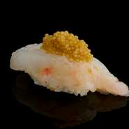 石川県産のおに海老は旨みと甘みが濃厚で、身の食感も絶品。子持ち海老を用い、卵を贅沢にのせて饗します。