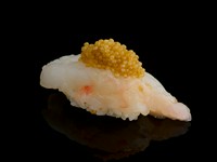 石川県産のおに海老は旨みと甘みが濃厚で、身の食感も絶品。子持ち海老を用い、卵を贅沢にのせて饗します。