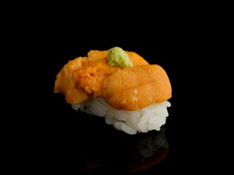 鮨はその日に採れた魚や季節に応じて変わります。
職人がにぎる自慢の鮨をフルコースでご堪能ください。