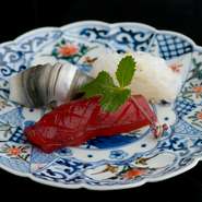 石川県を中心とする、北陸の鮮魚が揃います。朝穫れたものを、その日のうちに鮨や一品料理で提供するので、鮮度も旨さも抜群。金沢ならではの味である、のどぐろやガス海老も、最高品質のものを仕入れています。
