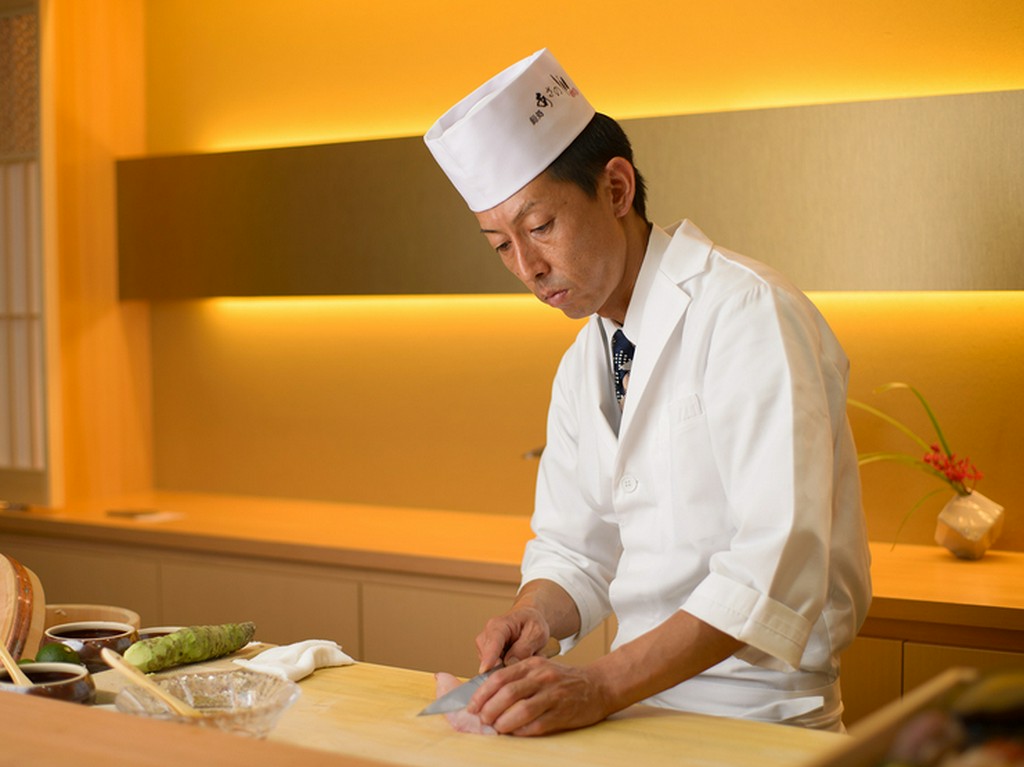 カウンター席で職人の技を披露しながら、金沢の海の幸で饗する