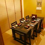 京町家を改装した祇園の奥座敷。昼間はシンと静まりかえり落ち着いた雰囲気でお食事して頂けます。本格懐石をお楽しみいただく事も出来ます。昼はリーズナブルなお値打ち価格のミニ懐石コースワンプレートの御膳も。