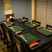 穏やかな空気が流れる畳に椅子席の祇園らしい風情を感じさせる個室なので、国内外の賓客のおもてなしに向いています。店では英語対応も可能。舞妓さんも良く来店されます。椅子席は座敷にもできます。