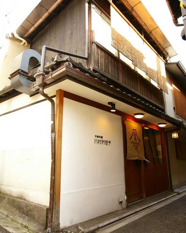 路地奥にひっそりとたたずむ会席料理店