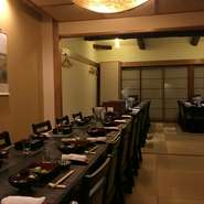 店は立席で45人、 着席で34人まで対応。京食材をはじめ選りすぐりの魚介、肉、野菜でつくる季節を楽しめるコース料理を用意します。日本酒、焼酎も充実。