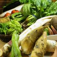 京野菜や旬の食材をふんだんに使った少量ずつ、多品目の月替わりコースがオススメ。
