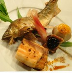 主菜は鹿児島黒豚の南洲ナチュラルポークのステーキと生麩の田楽。シンプルに塩焼きした鮎（あゆ）。なまふの田楽と。※提供がない季節もございます。