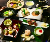 【先付】季節の八寸
【椀物】鱧（はも）と野菜の炊き合わせ
【揚物】おからコロッケと野菜の天ぷら
【主菜】鮎の塩焼き＆野菜の田楽
【御飯】アンガス牛の炙り寿司
【甘味】デザート盛り合せ ２種