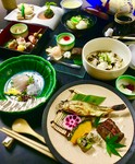 【先付】季節の八寸
【向付】お造里
【椀物】鱧と野菜の炊き合わせ
【揚物】おからコロッケと野菜の天ぷら
【主菜】黒毛和牛ステーキ＆鮎の塩焼き
【御飯】鯛の出汁茶漬け　香物付
【甘味】デザート盛り合せ 3種