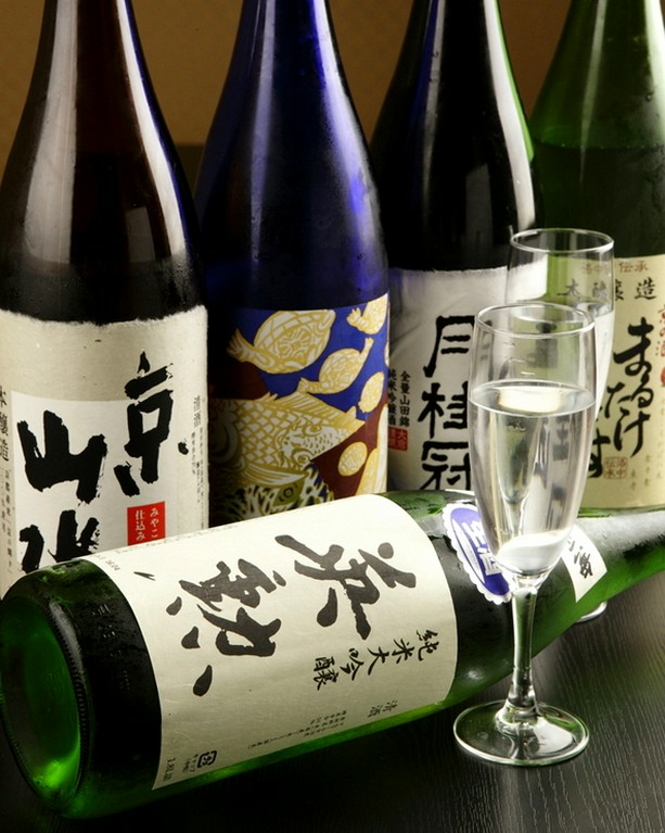 京都の日本酒を中心に、焼酎、ワインも充実。
