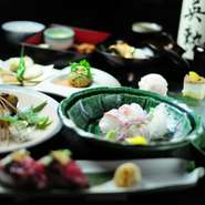 一保堂の食前茶から始まる本格懐石コース。旬の食材を使った先付八寸、椀物、揚物、焼物、飯物、甘味、珈琲