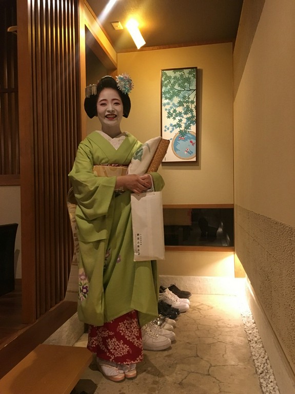 月に４～５回ほど舞娘さんも来店されてます。