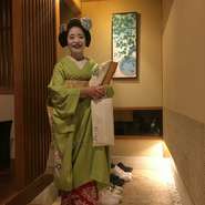 基本は個室で、お客さまと一緒での来店が多いですので、出会う機会は少ないと思いますが。