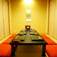 前日までのご予約で『お子様御膳 ￥1,000』を用意してもらえます。また、離乳食の持ち込みも可能です。
子ども用のプラスティック食器とカトラリーの用意があるので安心です。