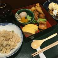 おおよそ小学校３年生ぐらいまでが写真の1000円ぐらいです。（出汁巻き、唐揚げ、煮魚、野菜の炊き合わせ、炊き込み御飯、デザートなど）
中学生ぐらいからは大人の方と同じで良いと思います。
3歳ぐらいまでは、お子様が何か食べられる物を持ち込んで戴いても構いません。