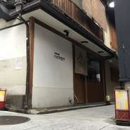 店内はベビーカーでの入店が出来ませんがお店の入口で預かってもらうことが出来ます。たくさんのベビーカーで行く場合は、事前にご相談ください。