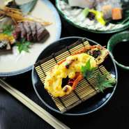 その季節の美味しい食材でつくる『季節の炊き込みご飯』。これをいただくと、しみじみその季節が感じられると人気です。ご飯に良く合う香物と味噌汁付きの逸品。