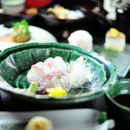 旬を迎えた魚介の美味しさは格別です。それぞれの魚介の旨さを引き出すのに最適な調理で逸品に仕上げ、お客様にお楽しみいただいています。