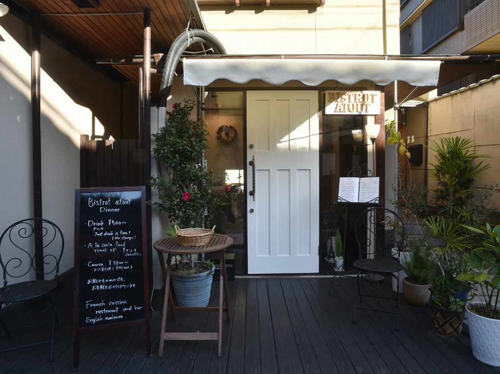 季節の花や緑が出迎える、素敵な雰囲気のエントランス