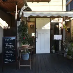 季節の花や緑が出迎える、素敵な雰囲気のエントランス