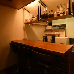カウンター席で楽しむ、料理とワインとシェフとの会話