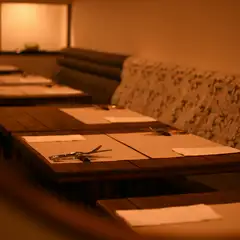 お洒落な雰囲気の中で、美味しい料理とワインを楽しむ大人女子会
