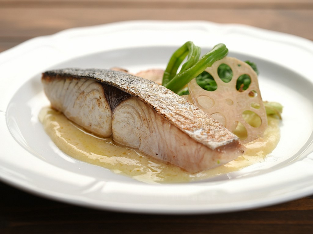 京都らしいアレンジをきかせた『鰆のポワレ　～西京みそ白ワインソース～ゆず風味～』