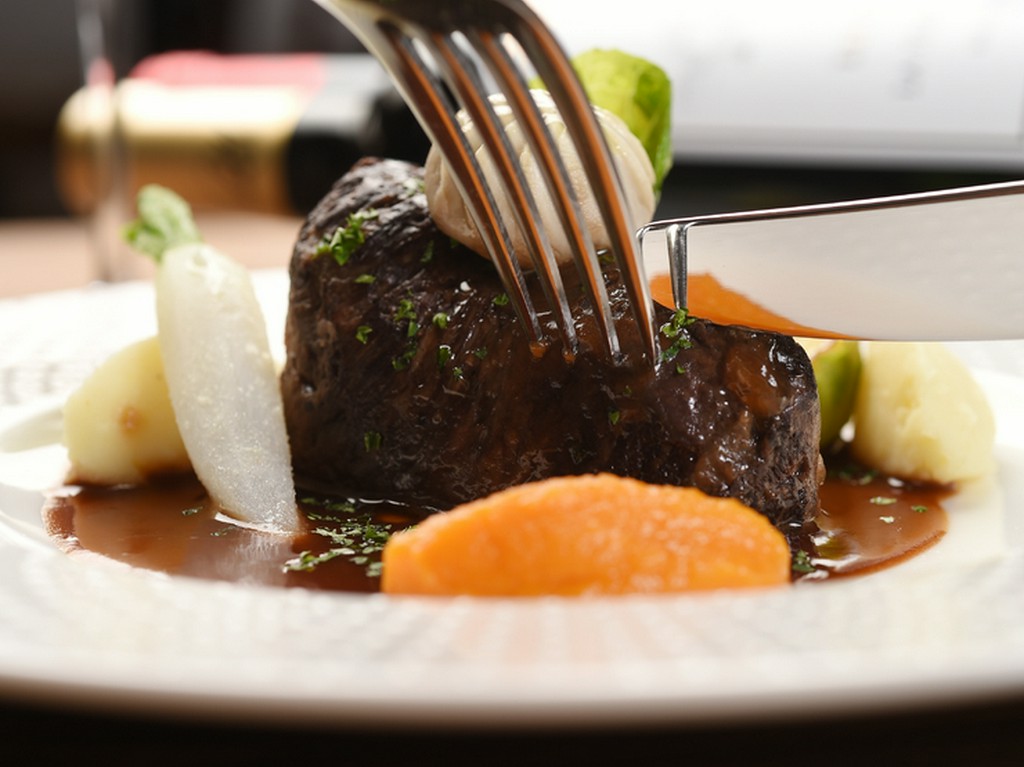 とろけそうな絶妙なやわらかさ『和牛ホホ肉の赤ワイン煮込み』