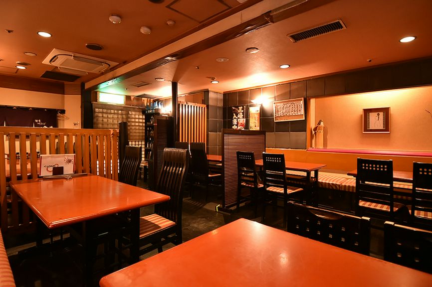 落ち着いた色調でまとめられた店内は、ほっと心和む癒し空間