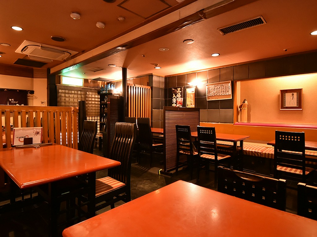 落ち着いた色調でまとめられた店内は、ほっと心和む癒し空間