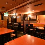 和のテイストと落ち着きのある色調で統一された店内は、肩肘張らずリラックスできる雰囲気。日頃の忙しさを忘れて、ほっと心癒される場所です。昼は気軽にランチが楽しめます。