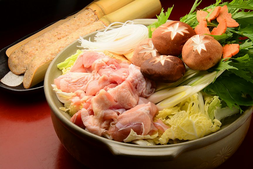 秋冬おすすめの鍋料理は、海鮮寄せ鍋、自家製つくね鍋の2種類