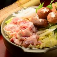 寒い季節は、体の芯から温まる鍋料理が人気。自家製つくね鍋、海鮮寄せ鍋の2種類があり、単品のほかコースメニューも設定されています。具材の旨みがたっぷり溶け出したスープでつくる締めの雑炊も絶品です。