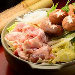 秋冬おすすめの鍋料理は、海鮮寄せ鍋、自家製つくね鍋の2種類