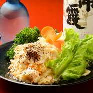 蒸したてのポテトにクリームとマヨネーズを加えて、ふわっとした食感に仕上げた一品です。自家製の甘いタレを上からかけることで、よりまろやかで深い味わいに。他店とはひと味違ったポテトサラダです。