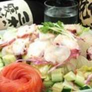 タコやホタテを贅沢に使い
特製のドレッシングで