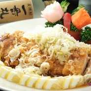 高温で揚げた国産の鶏モモ肉に、特製の甘酢あんを絡ませた逸品。カリッと香ばしい鶏肉の中からジューシーな旨みがあふれ出し、特製ダレの甘みと酸味が絶妙に溶け合います。ボリュームもたっぷりで常連客に好評です。