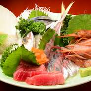 横浜の市場から毎日仕入れる旬の魚介をお刺身にして提供しています。マグロは三崎の知り合いから取り寄せたもので、鮮度も品質も抜群です。新鮮な海の幸のおいしさを存分にご堪能ください。
