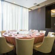 2名～最大24名まで使えるラグジュアリーな完全個室が3部屋。大切な方をおもてなししたい接待に人気です。25名～40名用の大きな半個室もあるので、人数の多い接待にもお誂え向きです。