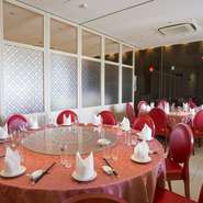 落ち着いた完全個室から宴会仕様の半個室まであり、2名～最大40名まで人数に合わせて利用が可能です。接待や顔合わせ、法事など少人数での集まりはもちろん、大規模なパーティーにも使えるのが嬉しいところ。