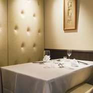 優雅な時間を満喫できるモダンな空間。2名から使えるテーブル席の完全個室は、記念日や誕生日など、特別な日のディナーに相応しい洗練された佇まいです。