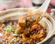 水煮した豚バラ肉を長時間蒸しあげ、油を取り除きました。