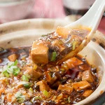 山椒、自家製豆板醤、甜麺醤、大蒜、一味唐辛子等を丁寧に炒め7日間寝かせて作る、自家製香辣（シャンラー）醤を使った麻婆豆腐。
コクとスパイス、旨みの饗宴をお楽しみ頂けます。
通常価格2000円⇒1100円