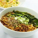 選べるサービス麺セット！
・選べる麺類
（坦々麺　OR　週替り麺）
・サラダ
・ライス　OR　スープ

※プラス330円でライスを＜炒飯＞に変更できます。
※プラス110円で杏仁豆腐をお付けできます。