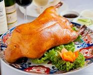 豪華メインに「北京ダック」をご用意いたします。お手頃価格で御馥のコースを。フロア席限定・席指定不可