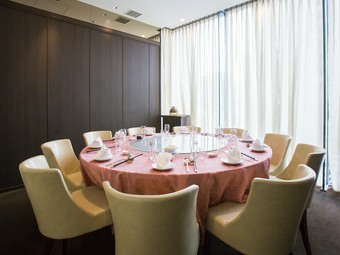 渡辺橋駅からすぐの好立地。接待に相応しい洗練された空間