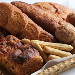 厳選素材を使ったシェフこだわりの自家製パンが常時3～4種類