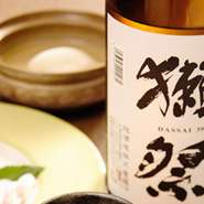 店主の地元である山口県の地酒「獺祭」などを中心に、日本各地から厳選した美味しい日本酒がラインナップ。旬な食材が味わえる料理と合わせて、お好みのお酒を堪能できます。