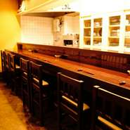 カウンターは6席分のスペースがあり、料理人の仕事ぶりを感じながら過ごせます。割烹というとかしこまってしまいそうですが、店主と気さくに会話を交わしながら気取らず、リラックスして食事ができる雰囲気です。
